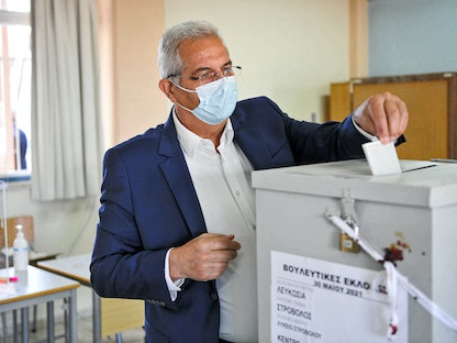 أندروس كيبريانو، الأمين العام للحزب التقدمي يدلي بصوته خلال الانتخابات البرلمانية في ستروفولوس - 30 مايو 2021 - AFP
