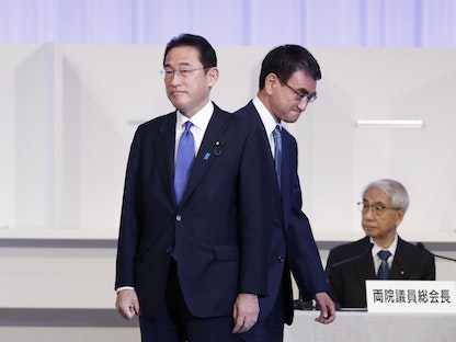 وزير الخارجية الياباني السابق فوميو كيشيدا (يسار) ووراءه منافسه تارو كونو  بعد إعلان فوز الأول في الانتخابات على زعامة الحزب الديمقراطي الليبرالي الحاكم في طوكيو، 29 سبتمبر 2021 - Bloomberg