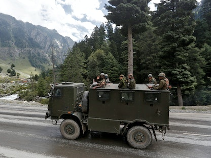 جنود من الجيش الهندي فوق مركبة على طريق سريع مؤدي إلى لاداخ، قرب الحدود الصينية - REUTERS