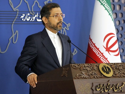 المتحدث باسم الخارجية الإيرانية سعيد خطيب زاده يتحدث إلى وسائل الإعلام خلال مؤتمر صحافي في طهران - 15 نوفمبر 2021  - AFP