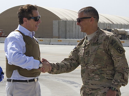 رئيس القيادة العسكرية الأميركية في إفريقيا الجنرال ستيفن تاونسند يصافح عمدة نيويورك السابق أندرو كومو خلال زيارة الأخير إلى أفغانستان. 28 سبتمبر 2014 - REUTERS