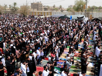 صلاة الجمعة لمتظاهرين أغلبهم من أنصار التيار الصدري أمام مجلس النواب العراقي في بغداد. 12 أغسطس 2022 - AFP