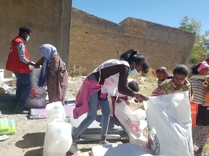 عمال من اللجنة الدولية للصليب الأحمر ومتطوّعون من الصليب الأحمر الإثيوبي يوزّعون أغذية على مدنيين في إقليم تيغراي - 6 يناير 2021 - REUTERS