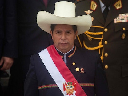 رئيس بيرو بيدرو كاستيلو خلال خروجه من البرلمان بعد حفل تنصيبه (حينها) في ليما، 28 يوليو 2021. - AFP