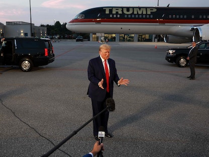 الرئيس الأميركي السابق دونالد ترمب يتحدث إلى وسائل الإعلام في مطار ولاية جورجيا بعد خروجه من سجن مقاطعة فولتون. 24 أغسطس 2023 - Getty Images via AFP