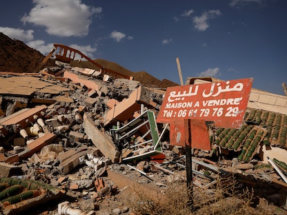 منزل دمره الزلزال الذي ضرب منطقة الحوز بالمغرب ومكتوب عليه "منزل للبيع". 15 سبتمبر 2023 - REUTERS