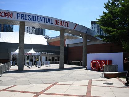 لافتات CNN تظهر في حرم معهد جورجيا للتكنولوجيا قبل يوم واحد من المناظرة الرئاسية الأولى لعام 2024 بين الرئيسين الحالي جو بايدن والسابق دونالد ترمب. 26 يونيو 2024 - AFP
