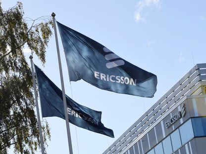 أعلام تحمل شعار شركة "إريكسون" خارج المقر الرئيسي للشركة في العاصمة السويدية ستوكهولم- 4 أكتوبر 2016 - Reuters