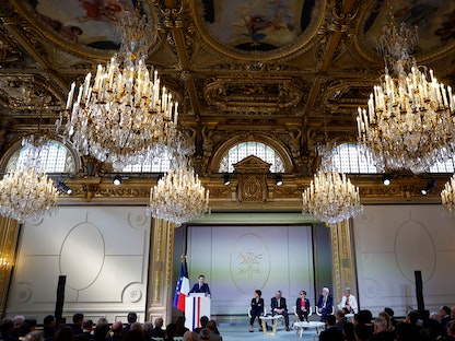 الرئيس الفرنسي إيمانويل ماكرون يحيي الذكرى الستين لاتفاق "إيفيان" للسلام بين فرنسا والجزائر - 19 مارس 2022. - REUTERS