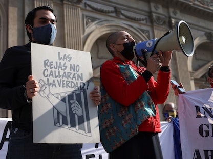 متظاهرون يطالبون بإطلاق سراح السجناء السياسيين المعتقلين خلال أعمال شغب في سانتياغو- 17يونيو 2021 - REUTERS