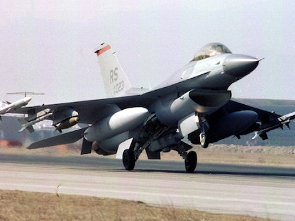 مقاتلة أميركية من طراز "إف-16 تقلع من قاعدة أفيانو الجوية، التابعة لحلف الناتو   - X00187