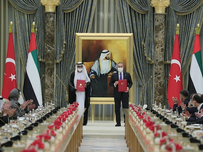 ممثلو الجانبين الإماراتي والتركي خلال التوقيع على اتفاقيات مشتركة في العاصمة الإماراتية أبوظبي بحضور الرئيس التركي رجب طيب أردوغان. 14 فبراير 2022 - Twitter/@turk_media