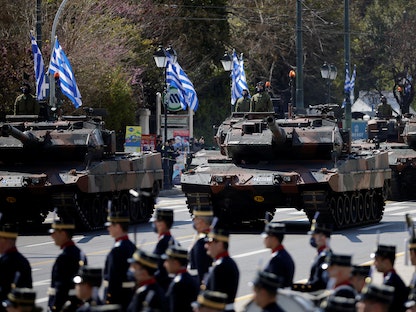 دبابات الجيش اليوناني خلال عرض عسكري بمناسبة مرور 200 عام على حرب الاستقلال - أثينا - 25 مارس 2021 - REUTERS