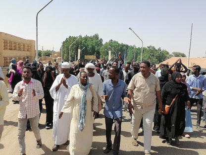 متظاهرون يسيرون خلال تظاهرات في مدينة عطبرة بالسودان - 27 أكتوبر 2021 - REUTERS