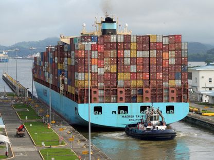 سفينة حاويات سنغافورة MAERSK TAURUS تعبر القناة الموسعة عبر Cocoli Locks في قناة بنما، في ضواحي مدينة بنما، بنما، 12 أغسطس، 2024. تص - Reuters