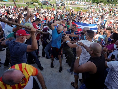 صدام بين متظاهرين وعدد من عناصر الشرطة بملابس مدنية في العاصمة الكوبية هافانا - 11 يوليو 2021 - REUTERS