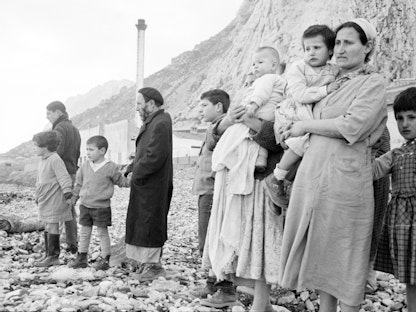 يهود مغاربة على شاطئ جبل طارق عام 1961 في انتظار سفينتهم للذهاب إلى إسرائيل - Getty Images