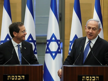 رئيس الوزراء الإسرائيلي بنيامين نتنياهو مع الرئيس الإسرائيلي المنتخب يتسحاق هرتسوغ في الكنيست- 2 يونيو 2021 - REUTERS