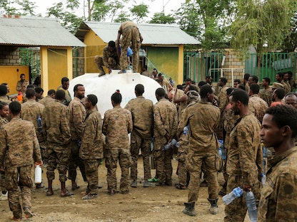 جنود أسرى من الجيش الإثيوبي يحصلون على حصصهم من المياه في سجن في ضواحي ميكيلي، عاصمة إقليم تيجراي. 7 يوليو 2021 - REUTERS