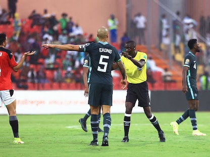 الحكم الجامبي باكاري جاساما خلال مباراة مصر ونيجيريا بكأس الأمم - AFP
