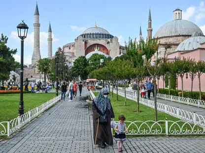 الحدقة الخارجية لآيا صوفيا بعد إعلان قرار تحويلها إلى مسجد - AFP