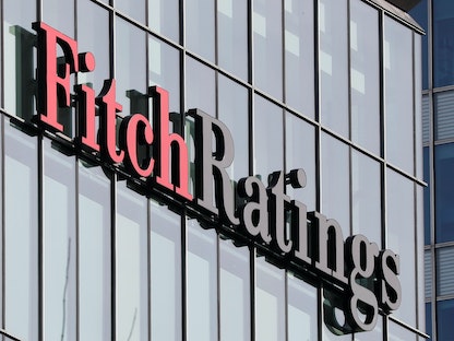 شعار وكالة فيتش للتصنيفات الائتمانية في حي "كناري وارف" المالي في لندن. 3 مارس 2016. - REUTERS