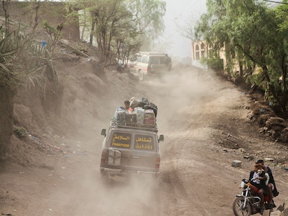 سيارة أجرة تسير على طريق جبلي في محافظة تعز اليمنية - 21 مايو 2022 - REUTERS