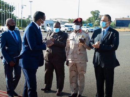 نائب رئيس مجلس السيادة السوداني محمد حمدان دقلو لدى مغادرته مطار الخرطوم متوجهاً إلى أديس أبابا. 22 يناير 2022 - Twitter/@SUNA_AGENCY