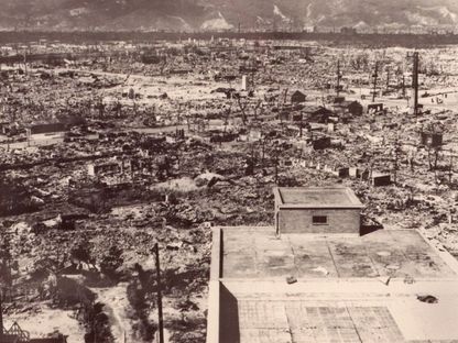 مشهد عام للدمار في مدينة هيروشيما اليابانية بعد إلقاء قنبلة ذرية أميركية عليها في عام 1945 - AFP
