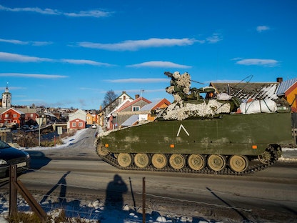 آليات قتالية طراز "سي في90" تسير على الطريق في بلدة روروس وسط النرويج خلال مناورات لحلف الناتو. 27 أكتوبر 2018 - AFP