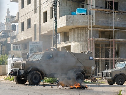 مدرعات إسرائيلية خلال اشتباكات سابقة مع الفلسطينيين بمدينة جنين بالضفة الغربية المحتلة. 26 يناير 2023 - REUTERS