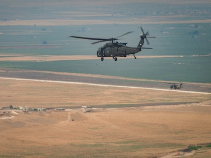 طائرة هليكوبتر أميركية من طراز بلاك هوك تحلق فوق مناطق في سوريا - Twitter/@US_EUCOM