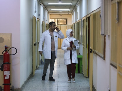 أطباء في أحد مستشفيات العاصمة العراقية بالعاصمة بغداد- 18 يونيو 2022 - AFP