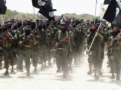 مقاتلون من حركة "الشباب" التابعة للقاعدة في موقع غرب العاصمة الصومالية مقديشو - 17 فبراير 2011 - Reuters
