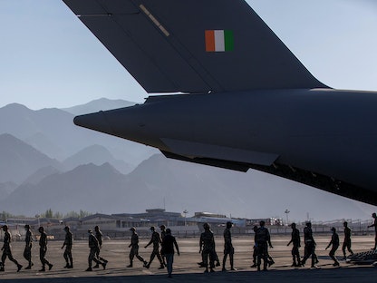 جنود من الجيش الهندي ينزلون من طائرة عسكرية في قاعدة جوية بمنطقة لاداخ الحدودية مع الصين - REUTERS