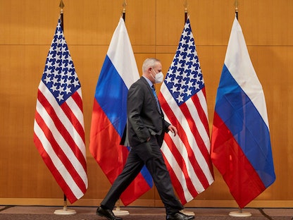 علما الولايات المتحدة وروسيا قبل مباحثات بين مسؤولي البلدين في جنيف - 10 يناير 2022 - REUTERS