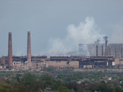 دخان يتصاعد من مصنع آزوف ستال في مدينة ماريوبل الأوكرانية- 5 مايو 2022 - REUTERS