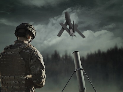 جندي أميركي يطلق طائرة "سويتش بليد 600" - AeroVironment Inc