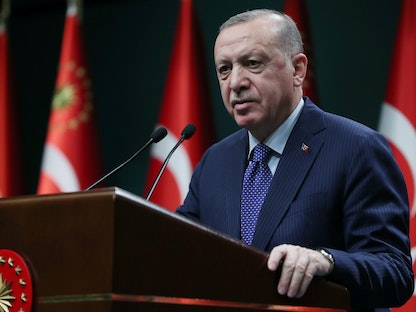 الرئيس التركي رجب طيب أردوغان يدلي ببيان بعد اجتماع في أنقرة، 5 أبريل 2021 - REUTERS