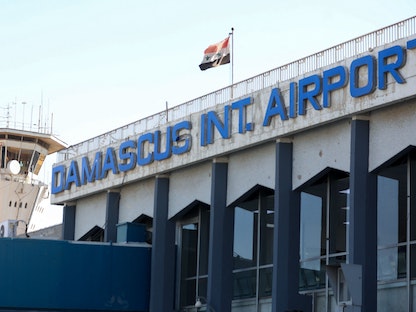 العلم السوري في مطار دمشق الدولي- 1 أكتوبر 2020 - AFP