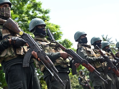 عناصر من الجيش خلال حراسة مبنى البرلمان السريلانكي في كولومبو- 16 يوليو 2022 - AFP