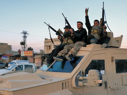 فرحة مقاتلي قوات سوريا الديمقراطية بالسيطرة على سجن غويران الواقع في مدينة الحسكة - 26 يناير 2022 - AFP