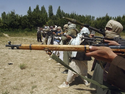 عناصر من حركة طالبان يتدربون على استخدام السلام في موقع غير معروف بأفغانستان 14 يوليو 2009 - REUTERS