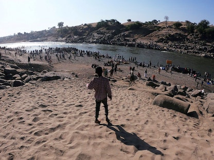 إثيوبيون فارون من الحرب في تيغراي يعبرون نهر تيكيزي على الحدود السودانية الإثيوبية في قرية الحميدية بولاية كسلا السودانية - REUTERS