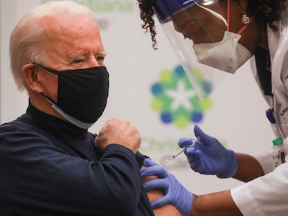 الرئيس الأميركي المنتخب جو بايدن يتلقى اللقاح المضاد لكورونا بمستشفى كريستيانا بنيوارك في ولاية ديلاوير - REUTERS