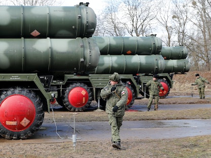 جنود روس يقفون بجوار منظومة صواريخ "إس-400" بعد نشرها في قاعدة عسكرية بالقرب من كالينينجراد، روسيا. 11 مارس 2019 - REUTERS