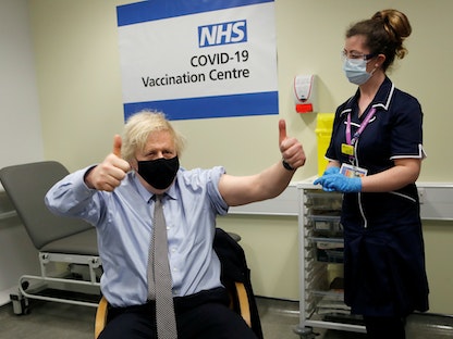 رئيس الوزراء البريطاني بوريس جونسون يتلقى جرعة من لقاح أسترازينيكا المضاد لكورونا في لندن، 19 مارس 2021 - REUTERS