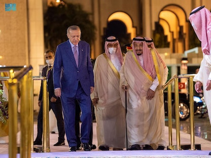 الملك سلمان بن عبد العزيز يستقبل الرئيس التركي رجب طيب أردوغان في جدة. - واس