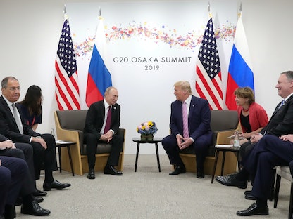 الرئيس الروسي فلاديمير بوتين خلال لقائه الرئيس الأميركي السابق دونالد ترمب على هامش قمة العشرين في مدينة أوساكا عام 2019 - REUTERS