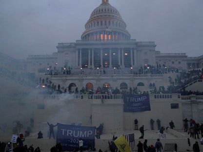 جانب من اقتحام أنصار ترمب لمقر الكونجرس الأميركي في واشنطن - 6 يناير 2021 - REUTERS